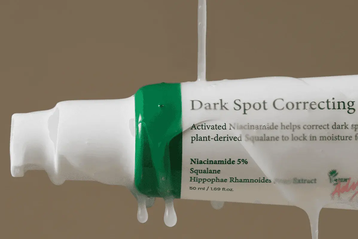 Ser pentru față AXIS-Y Dark Spot Correcting Glow Serum cu 5% niacinamidă și scvalan vegetal, ideal pentru tratarea hiperpigmentării, hidratare și fortificarea barierei pielii.
